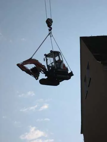 Kompaktbagger der Krasniqi GmbH im präzisen Baustelleneinsatz